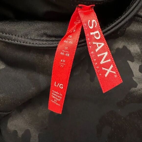Spanx Faux Leather Camo - Picture 6 of 6